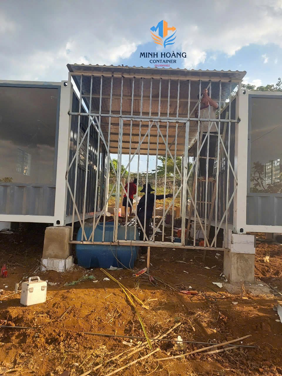 Hai văn phòng container 20 feet khung kính